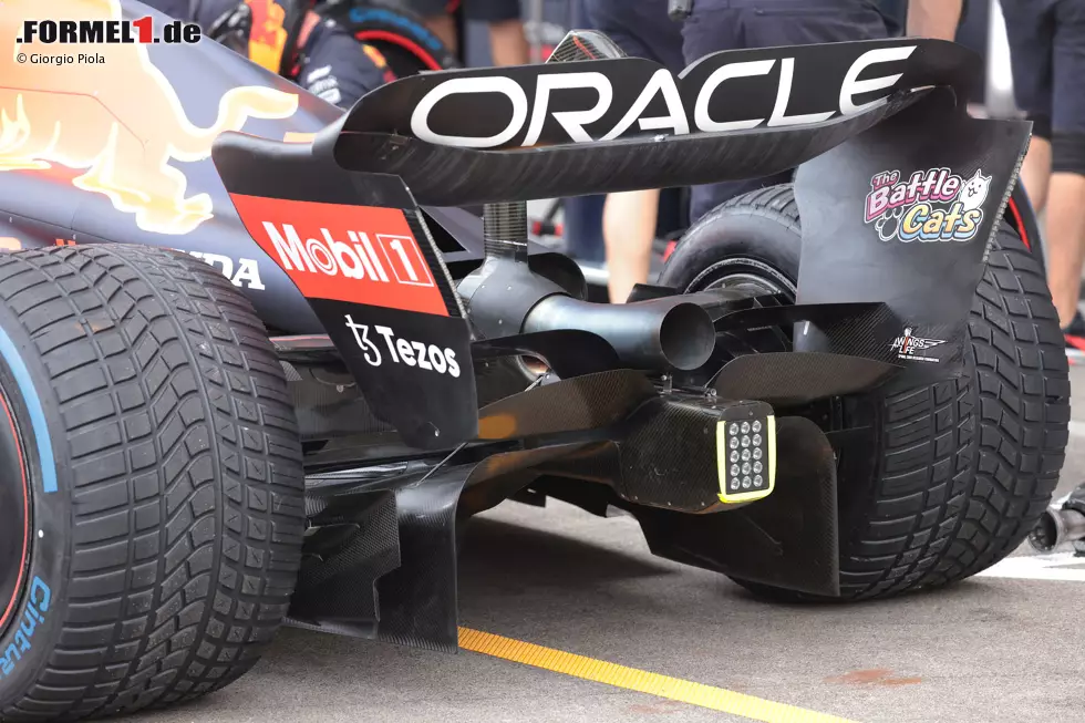 Foto zur News: Red Bull RB18: Auspuff, Beam-Wing und Diffusor