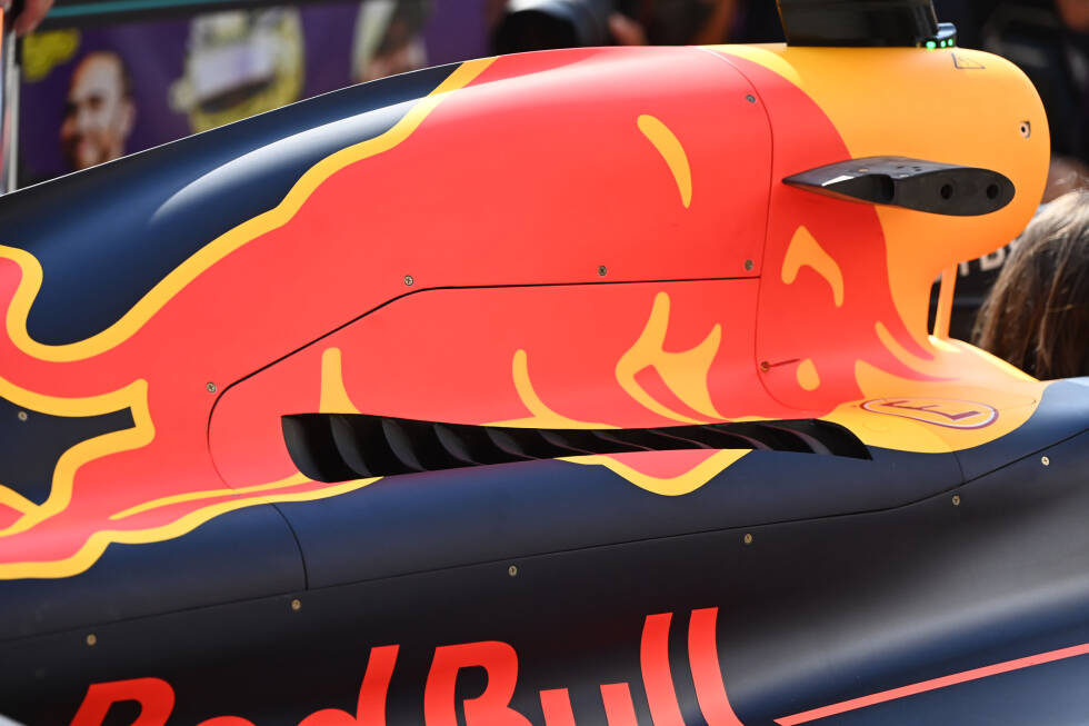 Foto zur News: Red Bull RB18: Kühlschlitze in der Motorhaube