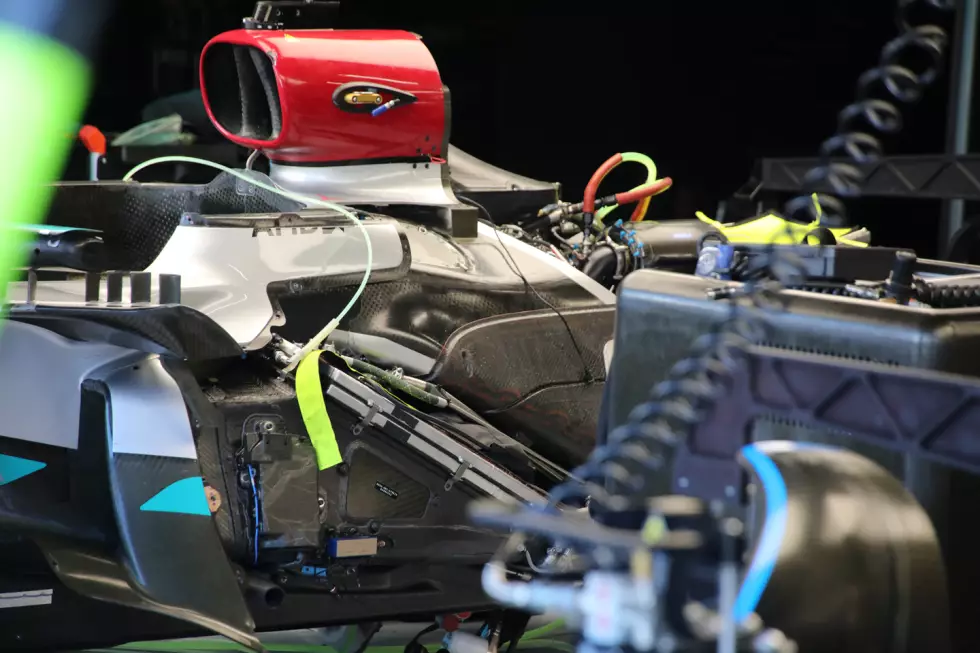 Foto zur News: Mercedes W13: Kühler-Installation