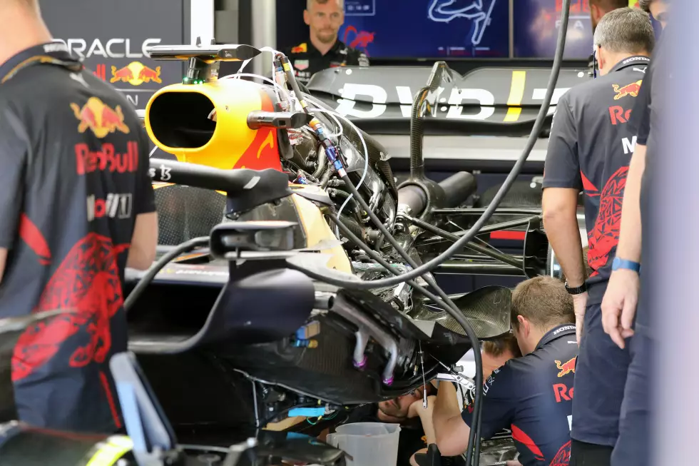 Foto zur News: Red Bull RB18: Antriebsinstallation
