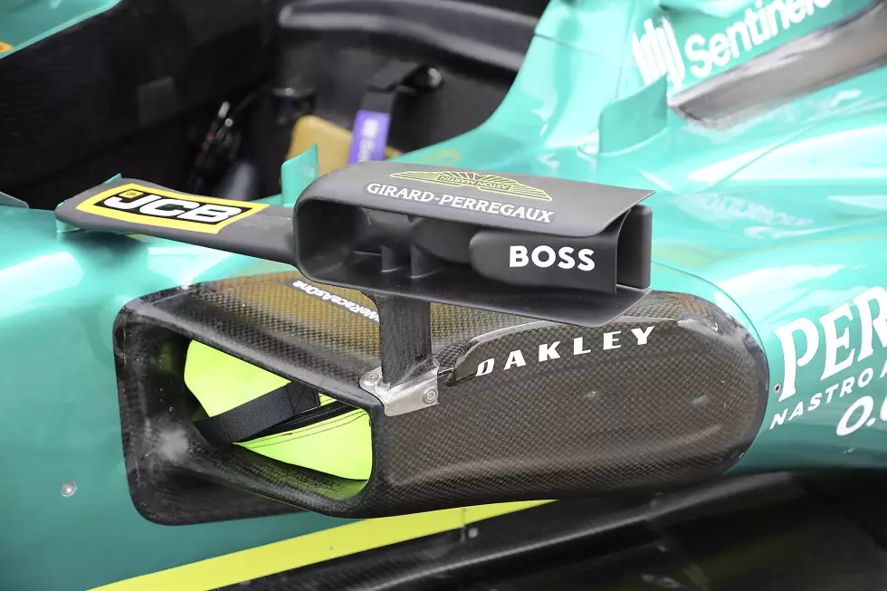Foto zur News: Aston Martin AMR22: Rückspiegel-Halterung