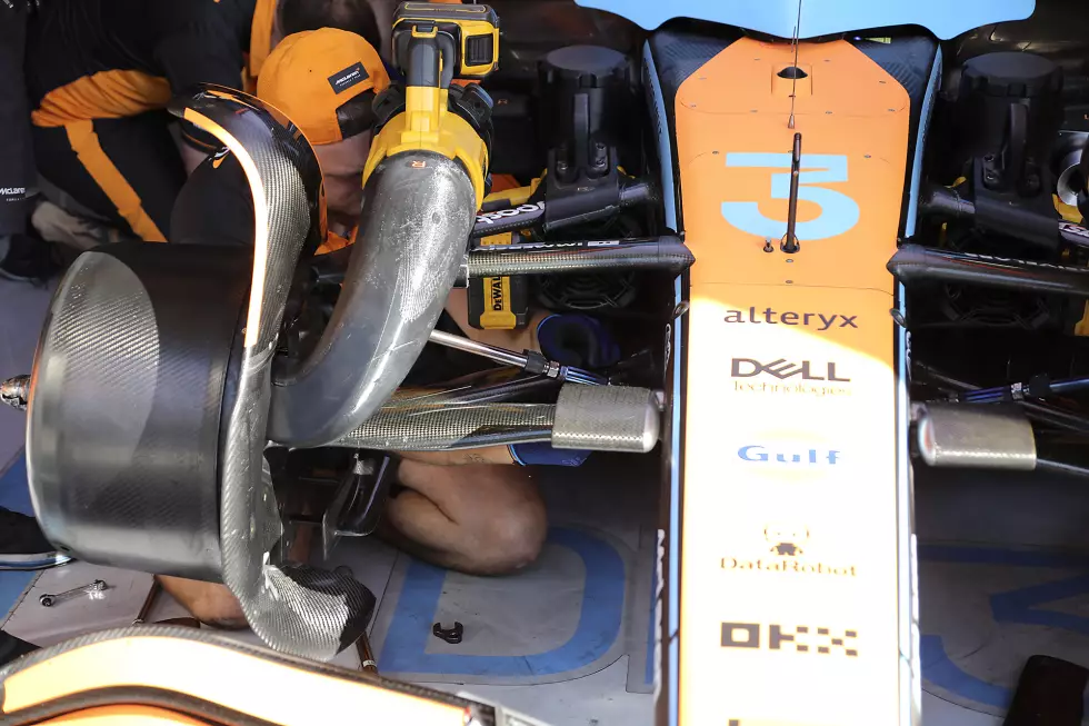 Foto zur News: McLaren MCL36: Vorderrad-Aufhängung