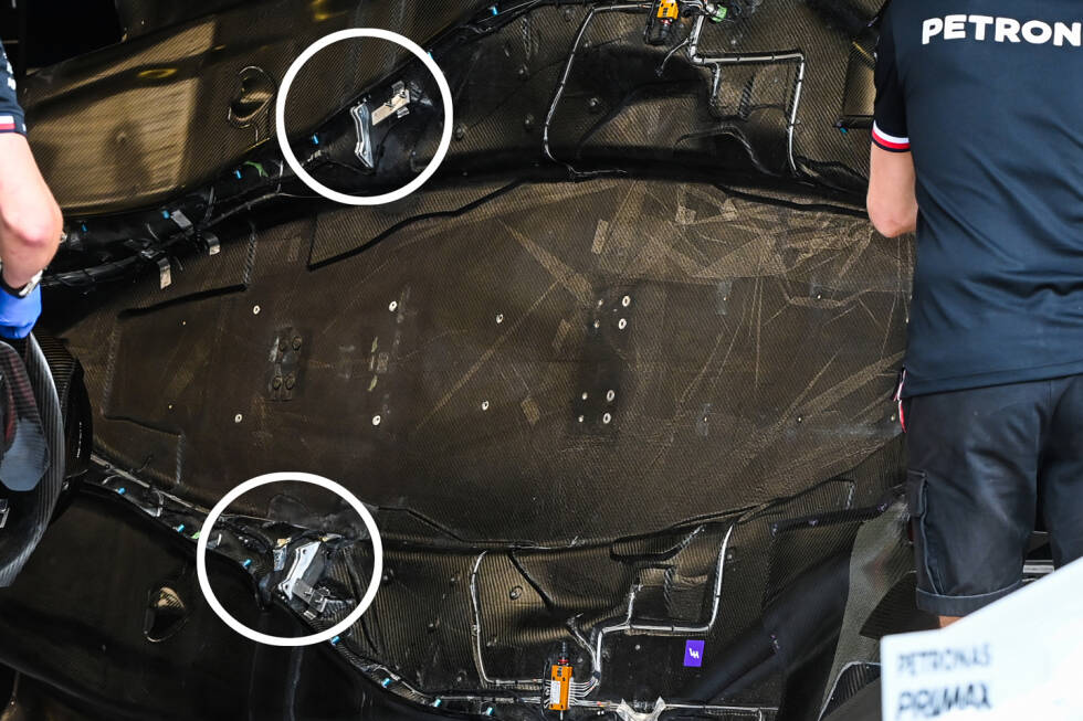Foto zur News: Ein Blick auf den Unterboden des W13, den die Mechaniker in die Garage tragen, zeigt die Befestigungspunkte für die Streben, die in dem Bodywork des Seitenkastens versteckt sind (eingekreist).