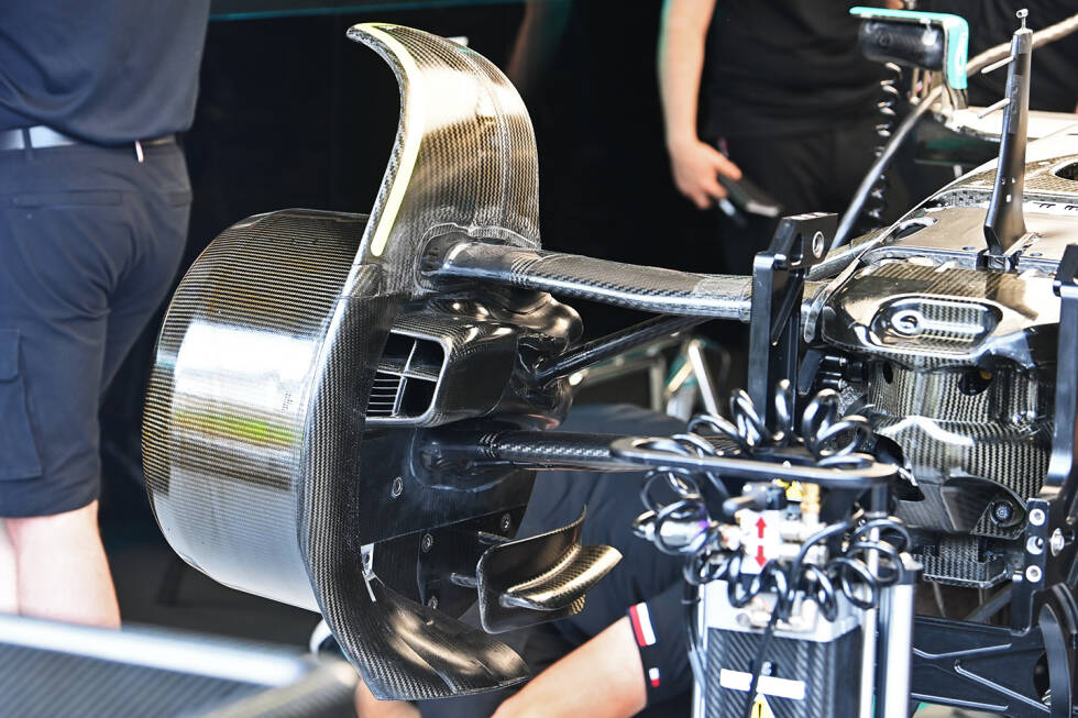 Foto zur News: Um die Temperaturen der vorderen Bremsen zu senken, wurde der W13 für Monaco mit einem größeren Einlass ausgestattet.