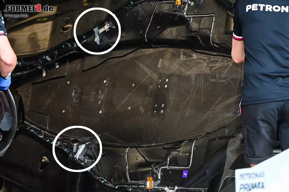 Ein Blick auf den Unterboden des W13, den die Mechaniker in die Garage tragen, zeigt die Befestigungspunkte für die Streben, die in dem Bodywork des Seitenkastens versteckt sind (eingekreist). Foto zur News: Ein Blick auf den Unterboden des W13, den die Mechaniker in die Garage tragen, zeigt die Befestigungspunkte für die Streben, die in dem Bodywork des Seitenkastens versteckt sind (eingekreist).