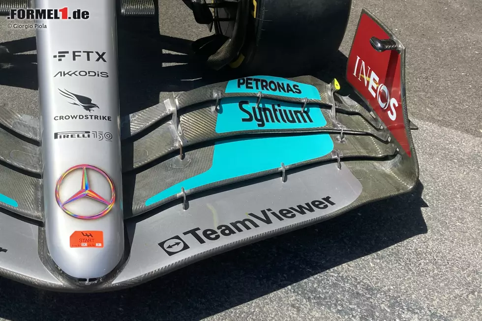 Um das Auto von vorne nach hinten auszubalancieren, hatte Mercedes angesichts der Rückkehr zu einem Low-Downforce-Set-up für den Stadtkurs von Baku die Hinterkante des oberen Flaps des Frontflügels beschnitten. Foto zur News: Um das Auto von vorne nach hinten auszubalancieren, hatte Mercedes angesichts der Rückkehr zu einem Low-Downforce-Set-up für den Stadtkurs von Baku die Hinterkante des oberen Flaps des Frontflügels beschnitten.