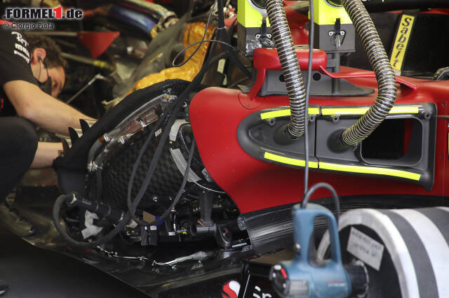 Foto zur News: Ferrari F1-75: Kühlerinstallation