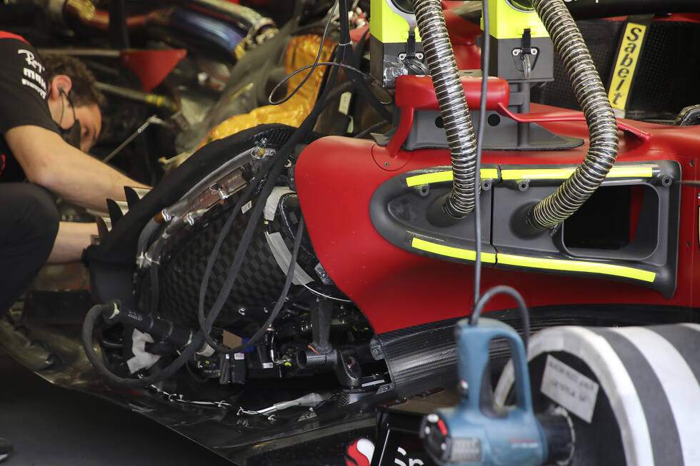 Foto zur News: Ferrari F1-75: Kühlerinstallation