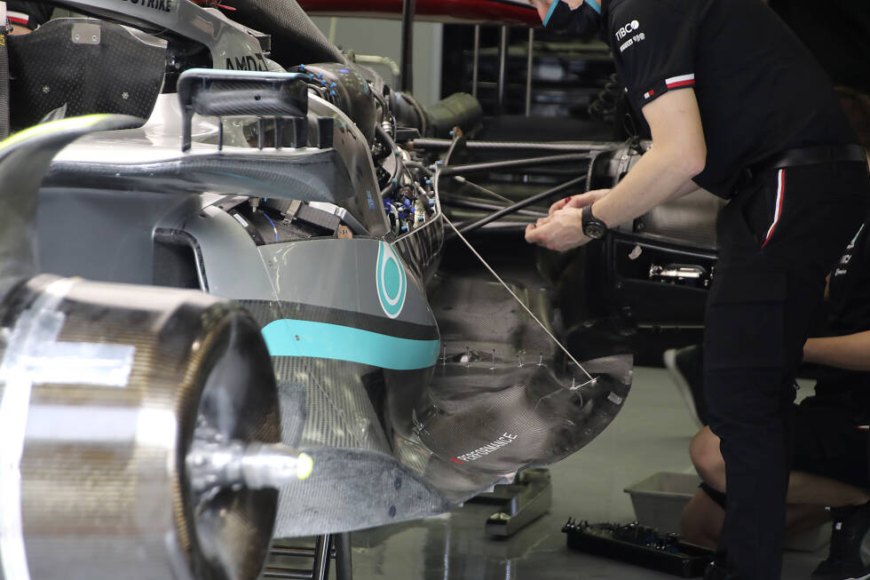 Foto zur News: Mercedes W13: Antriebsinstallation und Unterboden