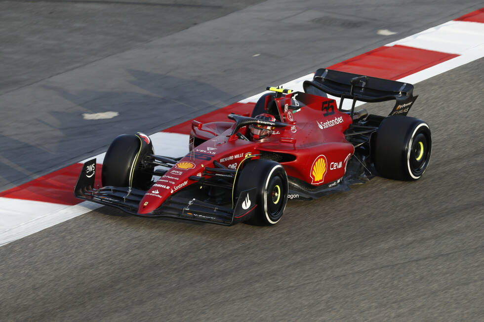 Foto zur News: Carlos Sainz markiert im Ferrari F1-75 auf C4-Reifen eine neue Testbestzeit: 1:33.532 Minuten am späten Nachmittag. Damit bleibt er bis zum Ende der Einheit vorne, fast eine halbe Sekunde vor Max Verstappen im Red Bull RB18 und Lance Stroll im Aston Martin AMR22.