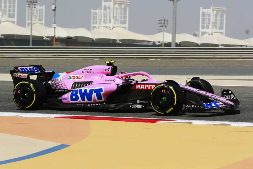 Foto zur News: Alpine fährt am zweiten Tag in Bahrain mit dem alternativen Farbdesign mit viel Rosa, das bei den ersten beiden Saisonrennen verwendet wird. Man will damit die neue Partnerschaft mit Titelsponsor BWT unterstreichen. Die andere Variante ...