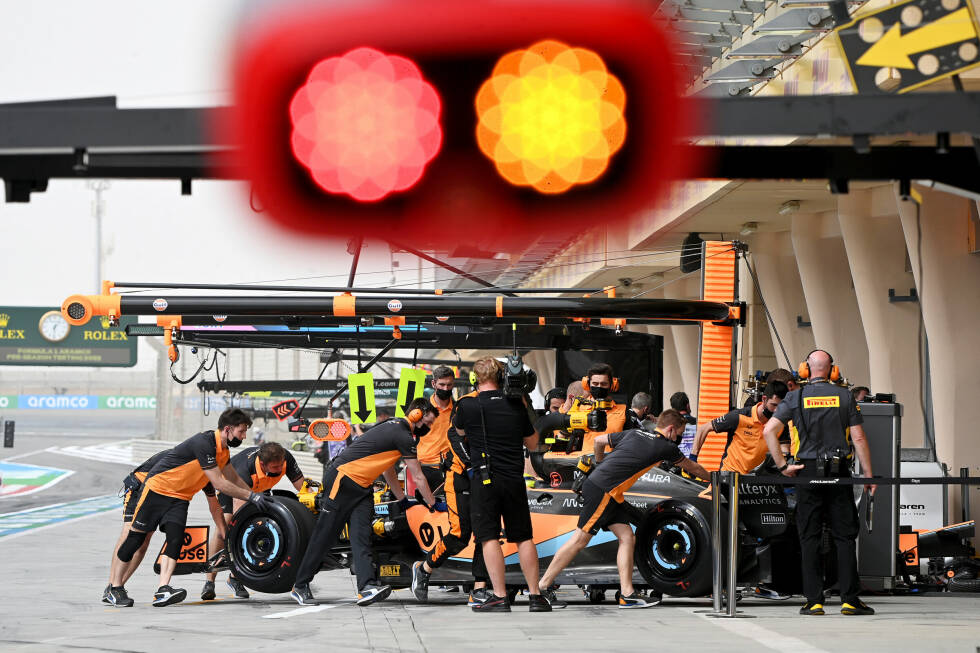 Foto zur News: McLaren-Fahrer Lando Norris springt erneut ein für Daniel Ricciardo, der sich immer noch unwohl fühlt. Und wieder hat McLaren Bremsprobleme mit dem MCL36, Norris steht häufig an der Box.
