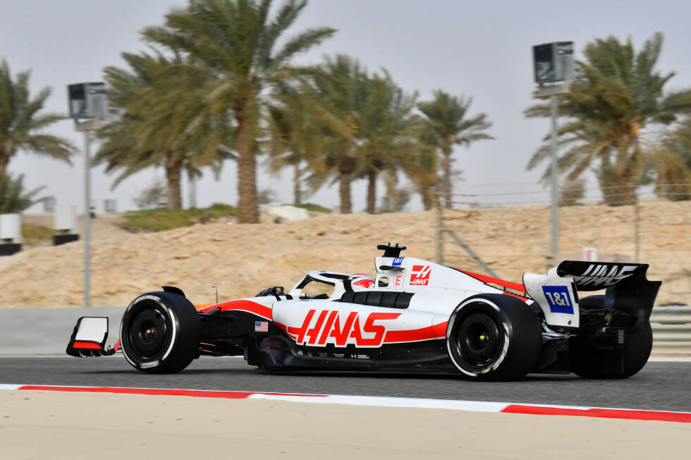 Foto zur News: Am Nachmittag übernimmt Kevin Magnussen bei Haas den VF-22 und gibt damit sein Formel-1-Comeback nach einer Auszeit in der Saison 2021.