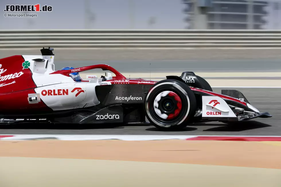 Foto zur News: Alfa Romeo habe Fortschritte gemacht nach dem schwierigen Testauftakt in Barcelona, sagt Valtteri Bottas. Aber: Es seien in Bahrain &quot;andere Probleme&quot; aufgetreten. Das Team fährt, aber nicht sorgenfrei, denn am zweiten Tag klemmt es bei der Hydraulik und ...