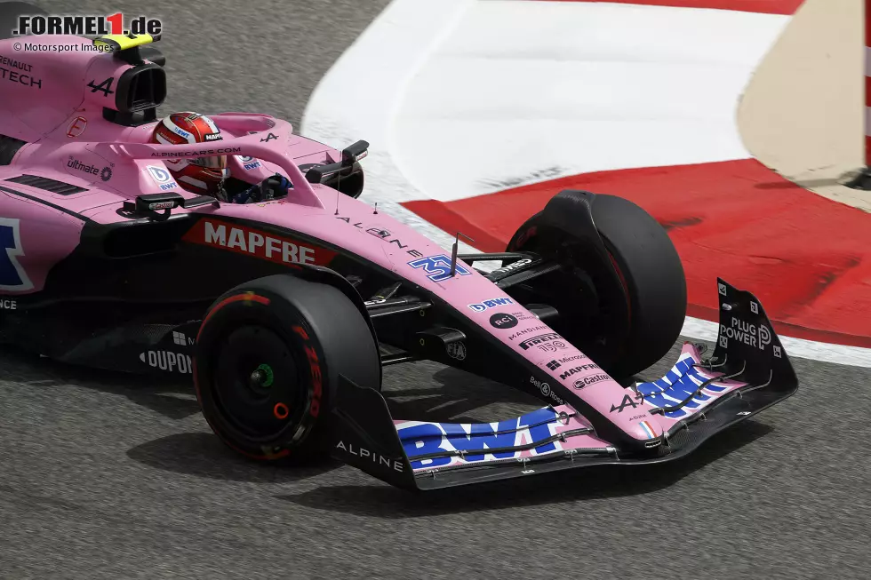 Foto zur News: ... als schnell: Esteban Ocon bestimmt im Alternativ-Look den Vormittag am zweiten Testtag und führt die Zeitenliste über Stunden an im Alpine A522 und einer Zeit von 1:34.276 Minuten auf C4-Reifen.