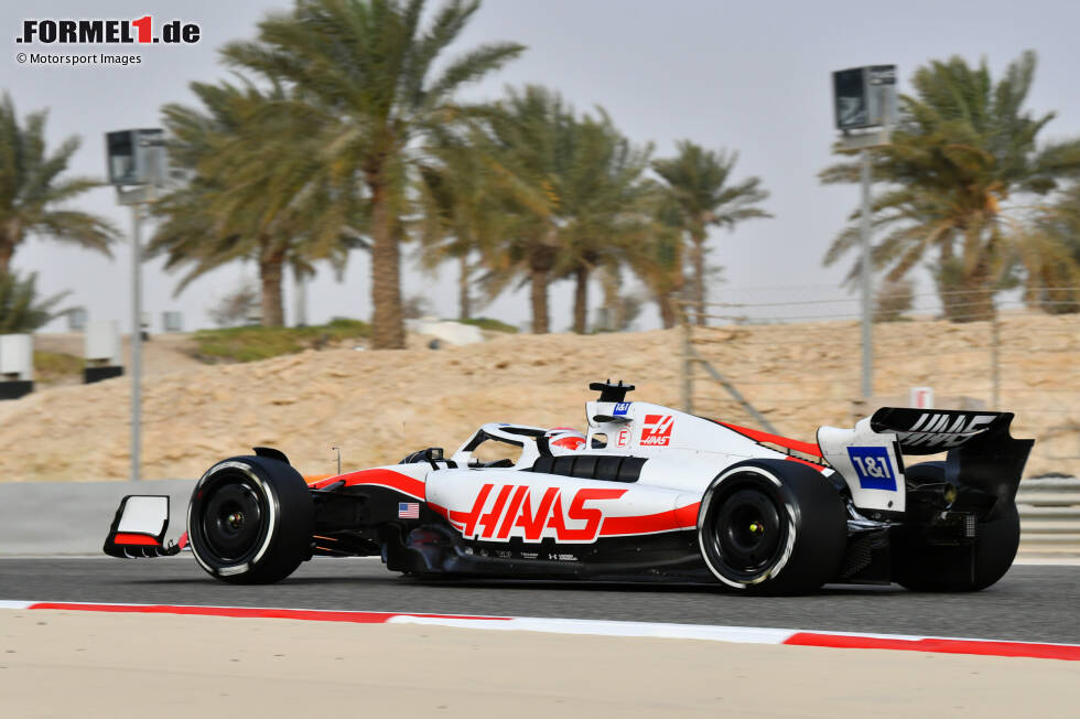 Foto zur News: Am Nachmittag übernimmt Kevin Magnussen bei Haas den VF-22 und gibt damit sein Formel-1-Comeback nach einer Auszeit in der Saison 2021.