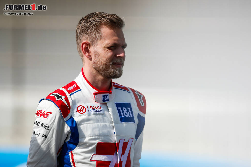 Foto zur News: ... hat Kevin Magnussen. Oder vielmehr: ein Comeback. Der frühere Haas-Fahrer ist der neue Haas-Fahrer, anstelle von Nikita Masepin, der kurzfristig gefeuert wurde. Magnussen ist schon vor Ort in Bahrain und hat auch am offiziellen Fotoshooting teilgenommen.