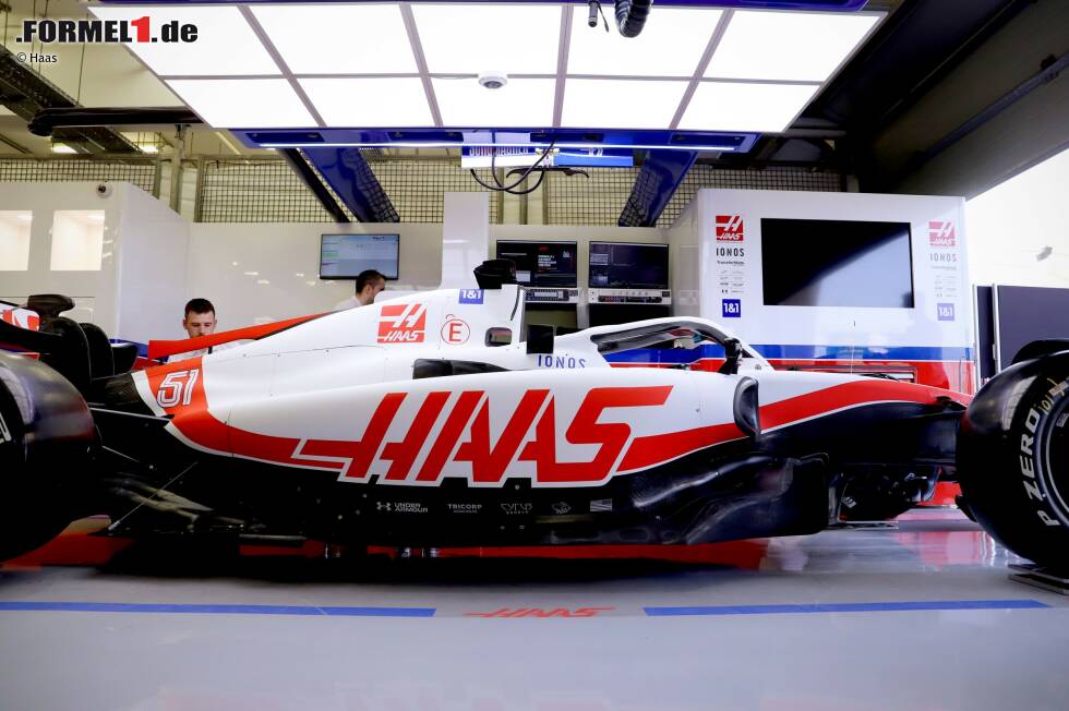 Foto zur News: Haas hat am Vormittag zum dritten Mal in diesem Jahr ein neues Farbdesign vorgestellt, dieses Mal als Reaktion auf das Aus von Titelsponsor Uralkali. Und jetzt wirbt Gene Haas mit seiner gleichnamigen Firma noch prominenter am eigenen Auto. Ebenfalls eine Premiere ...