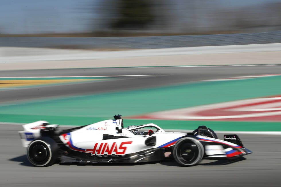 Foto zur News: Der erste Testtag steht für Haas aber unter keinem guten Stern: Technische Probleme mit der Kühlung sorgen für eingeschränkten Fahrbetrieb bei Nikita Masepin am Vormittag.