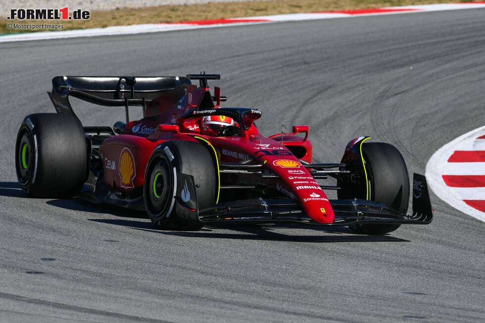 Foto zur News: Charles Leclerc wird am Vormittag mit 1:20.165 Minuten auf C3-Reifen gestoppt und ist damit zur Mittagszeit im Ferrari F1-75 der schnellste Mann vor Lando Norris (McLaren), George Russell (Mercedes) und Sebastian Vettel (Aston Martin).