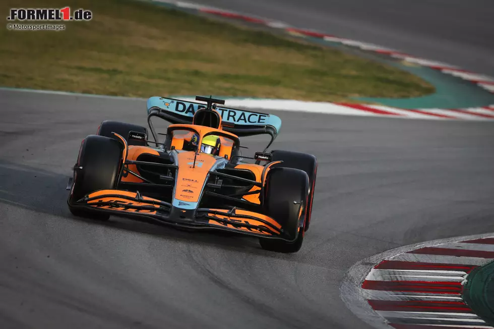 Foto zur News: Am Nachmittag übernimmt Lando Norris (McLaren) die Spitze mit 1:19.568 Minuten auf weicheren C4-Reifen. Er bleibt als Einziger unter 80 Sekunden - und vor Charles Leclerc (Ferrari) und Carlos Sainz (Ferrari).