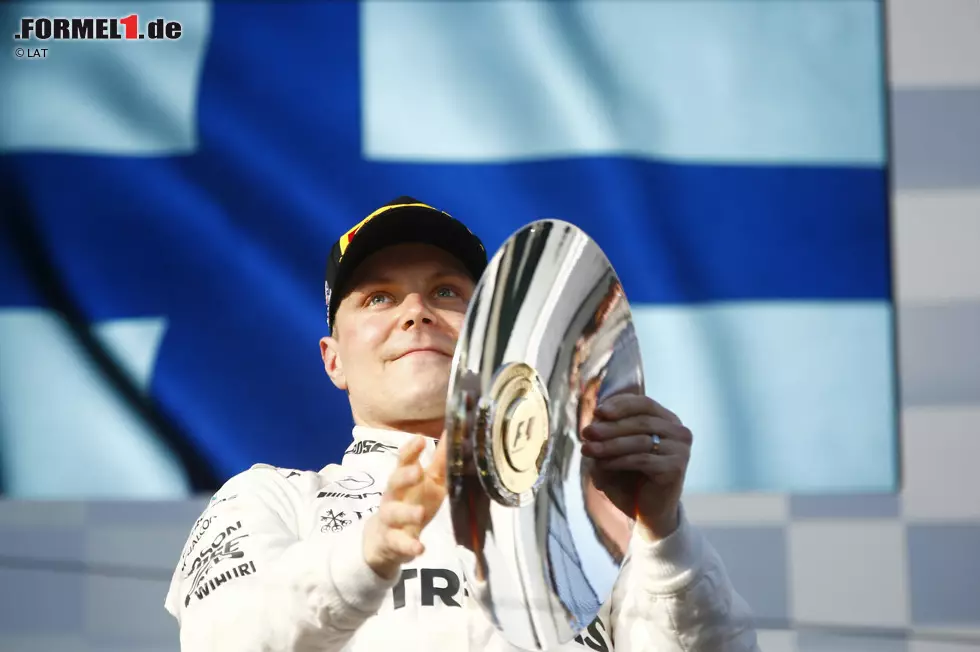 Platzierung 2017: WM-Dritter - Schon im ersten Rennen in Melbourne fuhr Bottas auf das Podest. Damals im Rennen und am Ende auch in der WM vor ihm: Hamilton und Vettel. Weltmeister Hamilton hatte die erste Testwoche damals als Vierter hinter Ferraris Kimi Räikkönen abgeschlossen. Foto zur News: Platzierung 2017: WM-Dritter - Schon im ersten Rennen in Melbourne fuhr Bottas auf das Podest. Damals im Rennen und am Ende auch in der WM vor ihm: Hamilton und Vettel. Weltmeister Hamilton hatte die erste Testwoche damals als Vierter hinter Ferraris Kimi Räikkönen abgeschlossen.