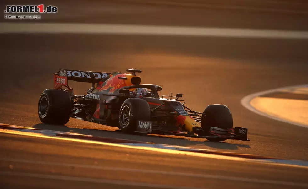 Foto zur News: Testsieger 2021: Max Verstappen (Red Bull) - Im Jahr davor hatte es nur eine Testwoche in Bahrain gegeben, die von den Rennställen praktisch mit den Vorjahresautos gefahren wurde. Dabei setzte sich Max Verstappen durch, der 0,093 Sekunden Vorsprung auf Yuki Tsunoda (AlphaTauri) hatte. Beim Japaner gab es allerdings Zweifel am DRS-Einsatz.