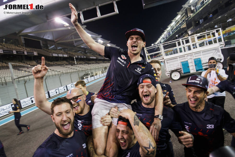 Foto zur News: Platzierung 2021: Weltmeister - In einem echten Krimi setzte sich der Red-Bull-Pilot in Abu Dhabi gegen den amtierenden Weltmeister Lewis Hamilton durch und beendete die Ära von Mercedes. Hamilton hatte die Testfahrten zuvor übrigens nur als Fünfter abgeschlossen.