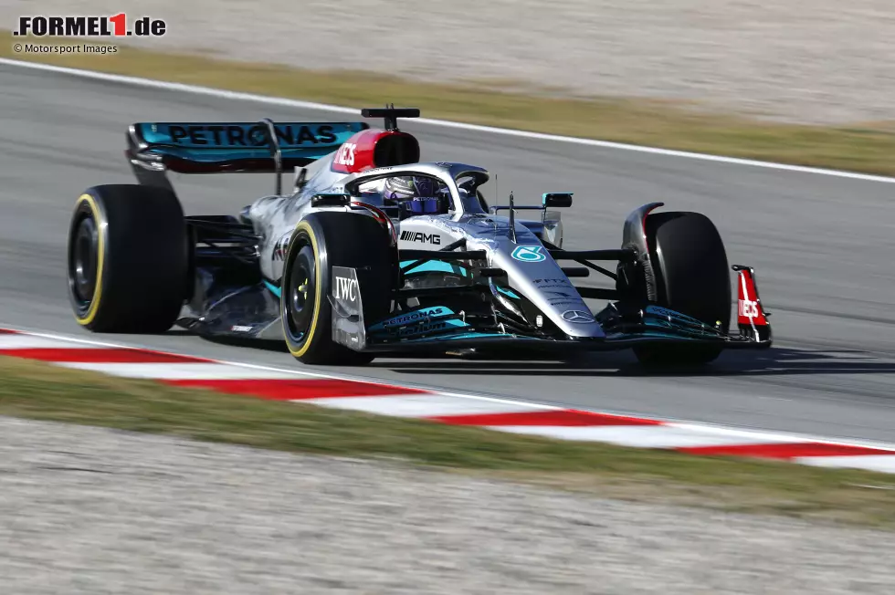 Foto zur News: Testsieger 2022: Lewis Hamilton (Mercedes) - Alles roch nach einer Fortsetzung der Silberpfeil-Dominanz. Mercedes hatte mit seinem Zeropod-Konzept eine echte Revolution, die aber beim ersten Test in Barcelona noch nicht zu sehen war. Doch schon mit dem ersten Konzept holten Lewis Hamilton und George Russell die Plätze eins und zwei.