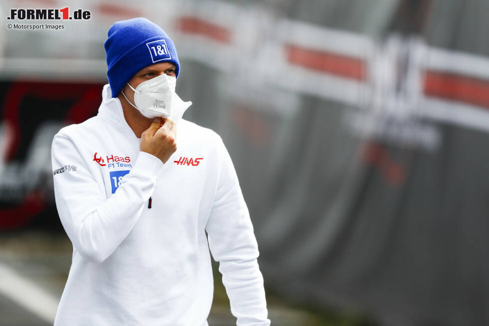 Mick Schumacher hat sich aus einer unrühmlichen Top 10 herausgearbeitet. Mit 30 punktelosen Rennen stand der Deutsche schon auf Platz sechs der Piloten mit den meisten Rennen ohne Punkte. Andere fristen hingegen ein ewiges Dasein in der Liste. Wir zeigen euch die Top 10 in dieser Fotostrecke. Mick Schumacher hat sich aus einer unrühmlichen Top 10 herausgearbeitet. Mit 30 punktelosen Rennen stand der Deutsche schon auf Platz sechs der Piloten mit den meisten Rennen ohne Punkte. Andere fristen hingegen ein ewiges Dasein in der Liste. Wir zeigen euch die Top 10 in dieser Fotostrecke.