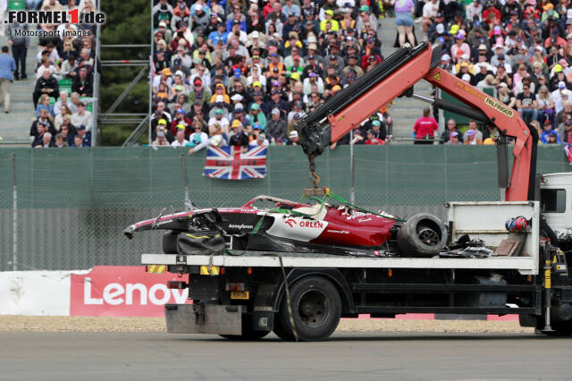Guanyu Zhou's accident car at Silverstone 2022: After a serious crash with a rollover and landing behind stacks of tires (!) in a safety fence, there's not much left of the Alfa Romeo C42.  Zhou himself is virtually defenseless.  We show you with pictures how it's done!