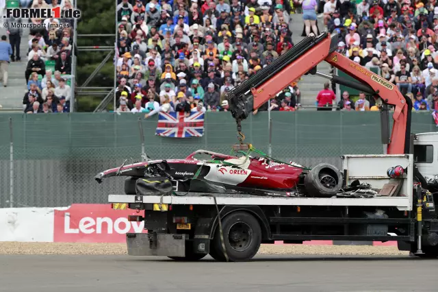 Foto zur News: Das Unfallauto von Guanyu Zhou in Silverstone 2022: Nach einem schweren Crash mit Überschlag und Landung im Fangzaun hinter (!) den Reifenstapeln ist nicht mehr viel übrig vom Alfa Romeo C42. Zhou selbst bleibt praktisch unverletzt. Wir zeigen auf mit Bildern, wie es dazu kam!