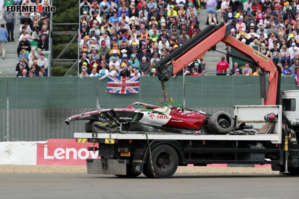 Das Unfallauto von Guanyu Zhou in Silverstone 2022: Nach einem schweren Crash mit Überschlag und Landung im Fangzaun hinter (!) den Reifenstapeln ist nicht mehr viel übrig vom Alfa Romeo C42. Zhou selbst bleibt praktisch unverletzt. Wir zeigen auf mit Bildern, wie es dazu kam! Das Unfallauto von Guanyu Zhou in Silverstone 2022: Nach einem schweren Crash mit Überschlag und Landung im Fangzaun hinter (!) den Reifenstapeln ist nicht mehr viel übrig vom Alfa Romeo C42. Zhou selbst bleibt praktisch unverletzt. Wir zeigen auf mit Bildern, wie es dazu kam!