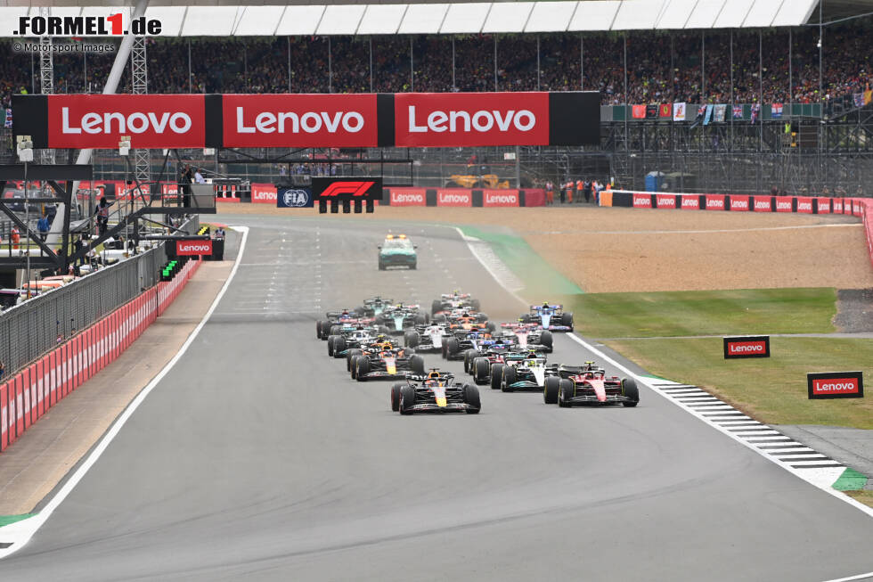 Start in Silverstone: Im Mittelfeld wird Pierre Gasly von George Russell (im Bild links) und Guanyu Zhou (im Bild rechts) in die Zange genommen, es kommt zur Berührung. Start in Silverstone: Im Mittelfeld wird Pierre Gasly von George Russell (im Bild links) und Guanyu Zhou (im Bild rechts) in die Zange genommen, es kommt zur Berührung.