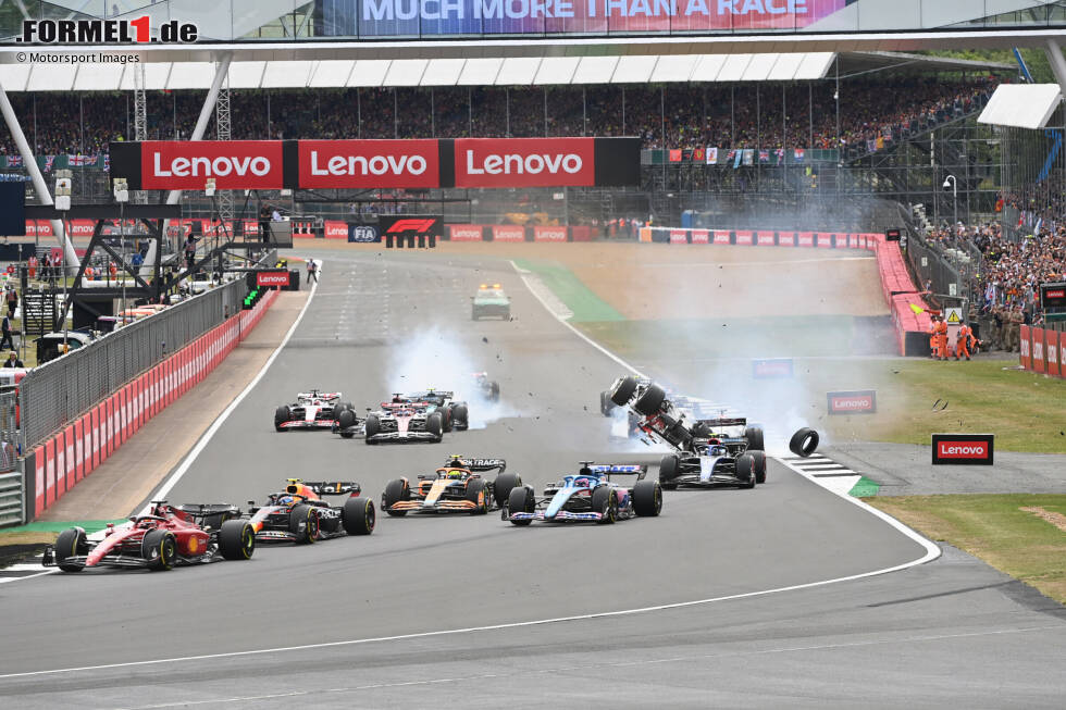 Foto zur News: ... und überschlägt sich noch auf der Zielgeraden. Nachfolgende Fahrer reagieren auf den Zwischenfall, es kommt (im Bild links) zu einer weiteren Kollision rund um Alex Albon und Sebastian Vettel.