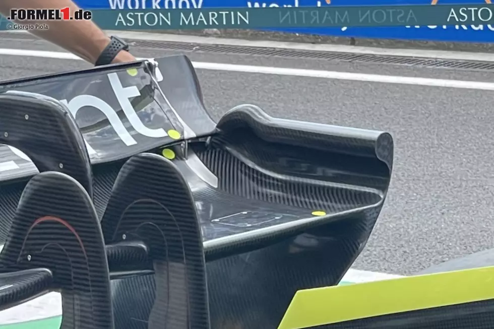 Foto zur News: ... Update am Heckflügel des Aston Martin AMR22: Die Wölbung an der seitlichen Endplatte sei so nicht im Sinne des Reglements, werfen Kritiker dem Team vor. Entschieden ist bisher noch nichts, aber auch andernorts gibt es Neuteile, zum Beispiel bei ...