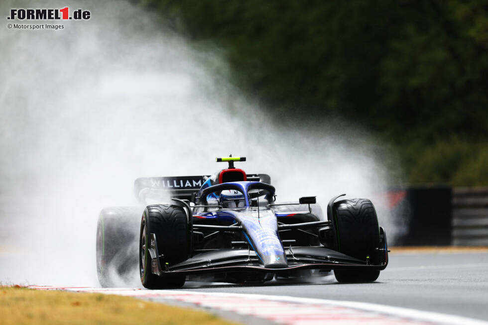Im nassen dritten Freien Training ist es überraschend Nicholas Latifi im Williams FW44, der ganz zum Schluss die Bestzeit setzt auf Intermediate-Reifen. Ergebnis: 1:41.480 Minuten. Ebenfalls schnell unterwegs ist ... Im nassen dritten Freien Training ist es überraschend Nicholas Latifi im Williams FW44, der ganz zum Schluss die Bestzeit setzt auf Intermediate-Reifen. Ergebnis: 1:41.480 Minuten. Ebenfalls schnell unterwegs ist ...