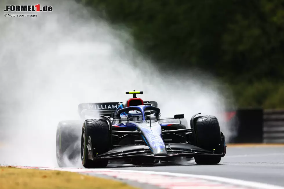 Foto zur News: Im nassen dritten Freien Training ist es überraschend Nicholas Latifi im Williams FW44, der ganz zum Schluss die Bestzeit setzt auf Intermediate-Reifen. Ergebnis: 1:41.480 Minuten. Ebenfalls schnell unterwegs ist ...