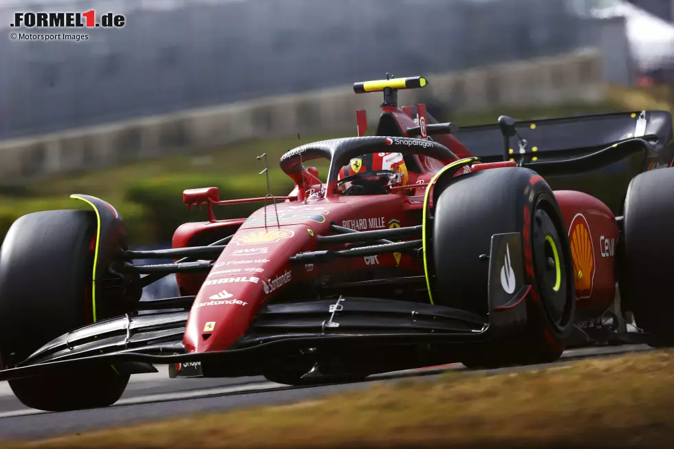 ... ist Carlos Sainz im Ferrari F1-75, der schon wie der sichere Pole-Mann aussieht, dann aber doch noch von Russell unterboten wird. Die Top 3 komplettiert Charles Leclerc im zweiten Ferrari vor ... Foto zur News: ... ist Carlos Sainz im Ferrari F1-75, der schon wie der sichere Pole-Mann aussieht, dann aber doch noch von Russell unterboten wird. Die Top 3 komplettiert Charles Leclerc im zweiten Ferrari vor ...