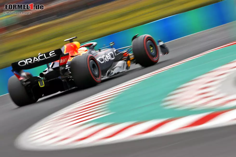 ... WM-Spitzenreiter Max Verstappen im Red Bull RB18, weil er im ersten Versuch in Q3 Fehler macht und im zweiten Versuch die Technik streikt. Das ergibt dann nur P10 für ihn - und P11 für Sergio Perez nach einem schwachen Aufritt in Q2 (und einer Tracklimits-Eskapade). Mit ganz vorne ... Foto zur News: ... WM-Spitzenreiter Max Verstappen im Red Bull RB18, weil er im ersten Versuch in Q3 Fehler macht und im zweiten Versuch die Technik streikt. Das ergibt dann nur P10 für ihn - und P11 für Sergio Perez nach einem schwachen Aufritt in Q2 (und einer Tracklimits-Eskapade). Mit ganz vorne ...