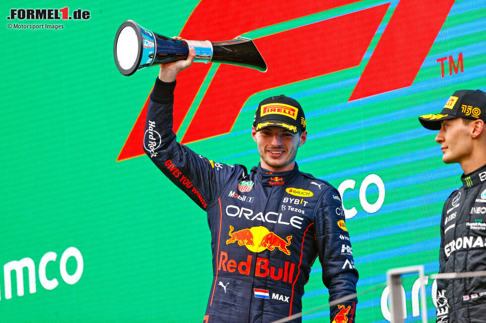Foto zur News: Max Verstappen im Red Bull RB18 gewinnt den Ungarn-Grand-Prix 2022 von Startplatz zehn kommend - dank einer guten Reifenstrategie und einer kontrollierten Fahrt. Kleiner Schönheitsfehler: ein fast folgenloser Dreher. Fehlerfrei blieb ...