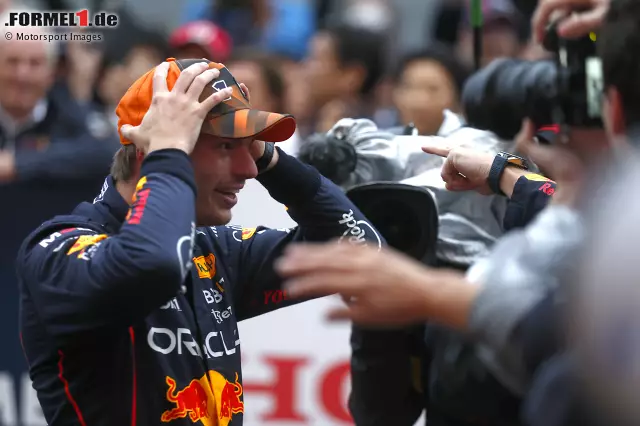 Foto zur News: Der Moment, in dem Max Verstappen erfährt, dass er Formel-1-Weltmeister 2022 ist: Er glaubt zunächst, einfach nur den Japan-Grand-Prix in Suzuka gewonnen zu haben und denkt, es reicht noch nicht für den WM-Titelgewinn. Dann aber ...