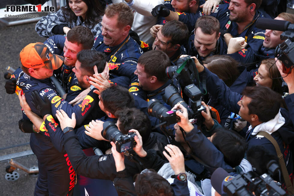 ... kennt der Jubel keine Grenzen mehr: Die Mechaniker von Red Bull feiern ihren nun zweimaligen Formel-1-Weltmeister und ... ... kennt der Jubel keine Grenzen mehr: Die Mechaniker von Red Bull feiern ihren nun zweimaligen Formel-1-Weltmeister und ...