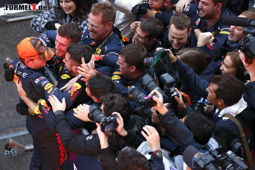 Foto zur News: ... kennt der Jubel keine Grenzen mehr: Die Mechaniker von Red Bull feiern ihren nun zweimaligen Formel-1-Weltmeister und ...