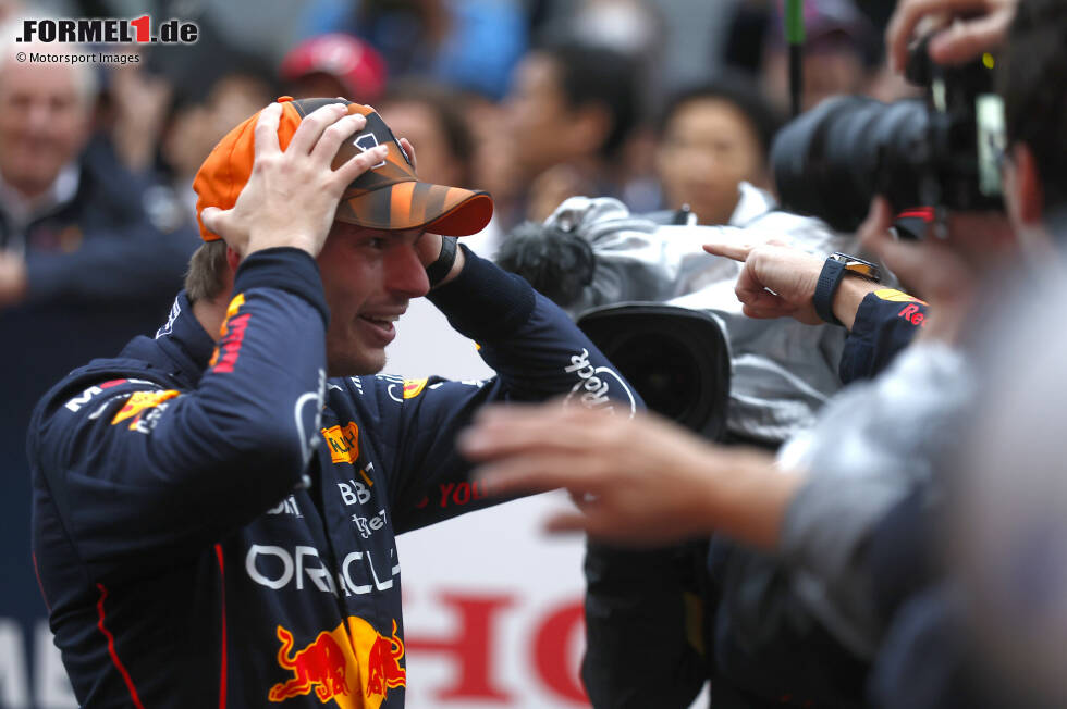 Der Moment, in dem Max Verstappen erfährt, dass er Formel-1-Weltmeister 2022 ist: Er glaubt zunächst, einfach nur den Japan-Grand-Prix in Suzuka gewonnen zu haben und denkt, es reicht noch nicht für den WM-Titelgewinn. Dann aber ... Der Moment, in dem Max Verstappen erfährt, dass er Formel-1-Weltmeister 2022 ist: Er glaubt zunächst, einfach nur den Japan-Grand-Prix in Suzuka gewonnen zu haben und denkt, es reicht noch nicht für den WM-Titelgewinn. Dann aber ...