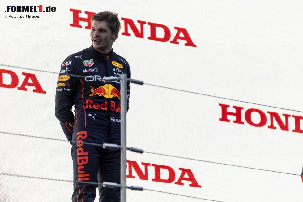 ... müssen sich dann kurz von ihm trennen: Auf Verstappen warten die Siegerehrung auf dem Podium sowie die obligatorischen Pressetermine nach dem Rennen. Danach aber ist es soweit und ... ... müssen sich dann kurz von ihm trennen: Auf Verstappen warten die Siegerehrung auf dem Podium sowie die obligatorischen Pressetermine nach dem Rennen. Danach aber ist es soweit und ...