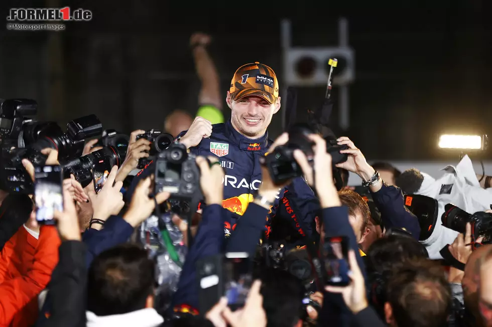 Foto zur News: ... ein Blitzlichtgewitter über Verstappen hereinbricht: Die Weltpresse braucht Fotos vom neuen Weltmeister, der sich dann noch ...