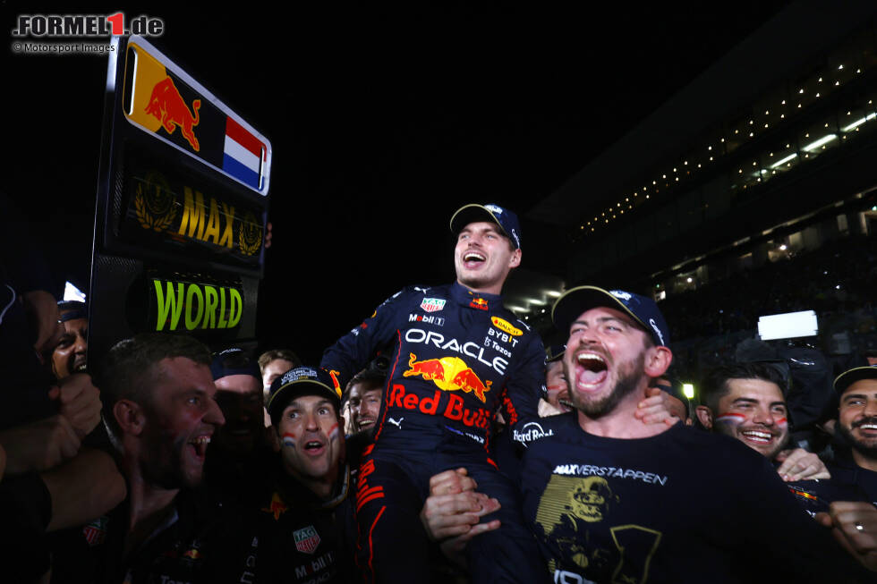 Foto zur News: ... Red Bull lässt Verstappen in der Boxengasse hochleben, wo natürlich auch ...