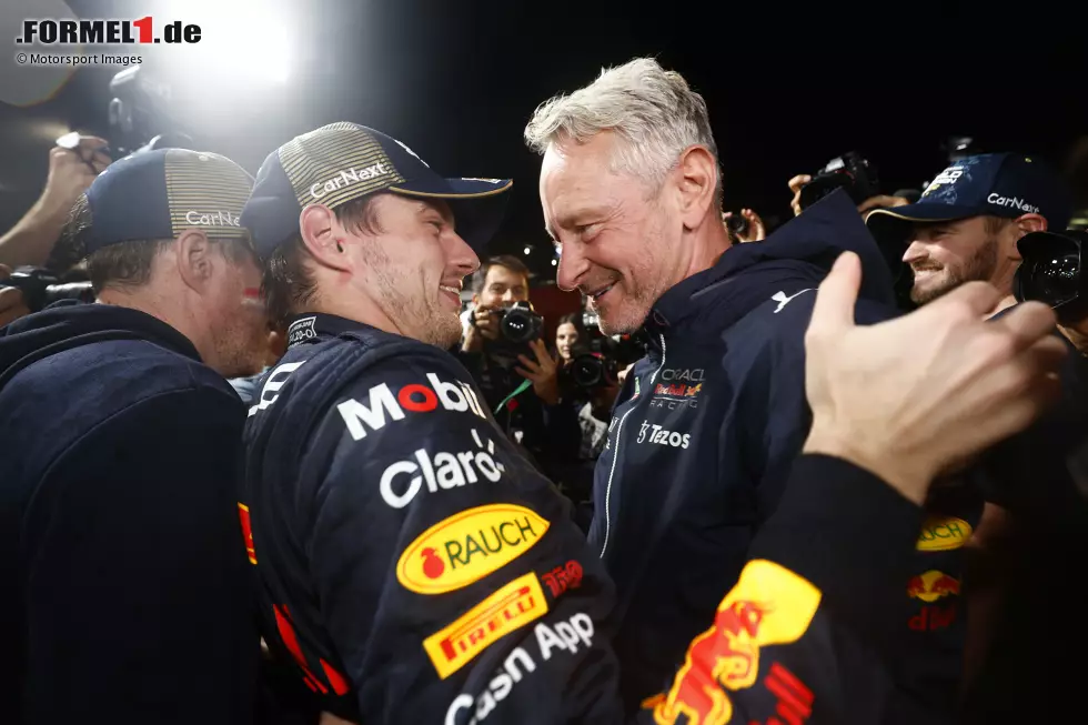 Foto zur News: ... die persönlichen Glückwünsche seines Teams abholt, hier von Red-Bull-Teammanager Jonathan Wheatley. Anschließend muss Verstappen weiter zum ...