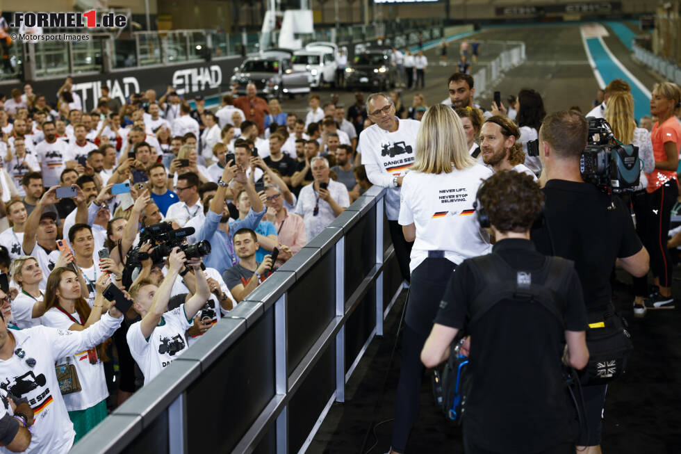 ... rund 200 Personen folgen seiner Einladung zu "Run with Seb". Fahrer, Teammitglieder und Medienvertreter versammeln sich auf Start und Ziel, wo Vettel ein paar Worte spricht und ... ... rund 200 Personen folgen seiner Einladung zu "Run with Seb". Fahrer, Teammitglieder und Medienvertreter versammeln sich auf Start und Ziel, wo Vettel ein paar Worte spricht und ...